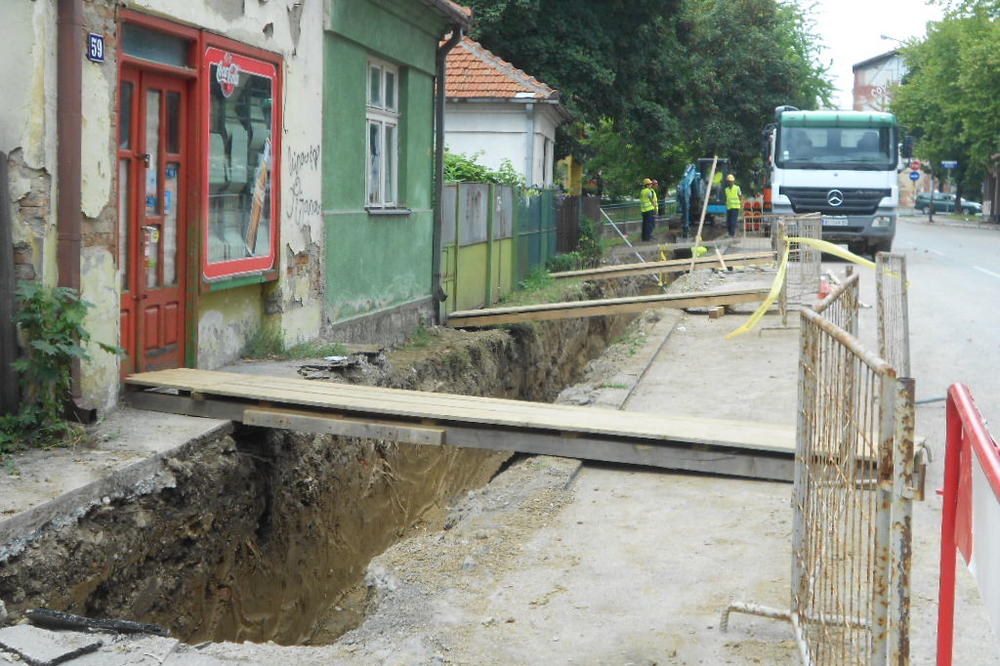 Malo su se zaneli: Kopali kanal, pa greškom prekopali 100 metara ulice
