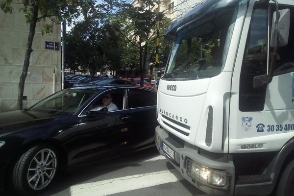 Sisice iz Parking servisa: Pobegli pred bahatim tipom koji parkira na pešačkom! (FOTO)