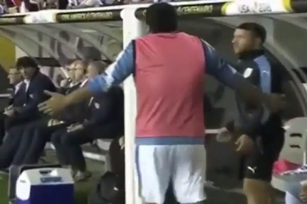 Žuta minuta: Besni Suarez se svađao sa trenerom i šutirao klupu! (VIDEO)