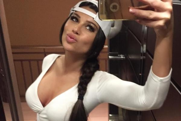 Guza za desetku, a grudi za dve! Pokušajte da gledate Staniju pravo u oči! (VIDEO)