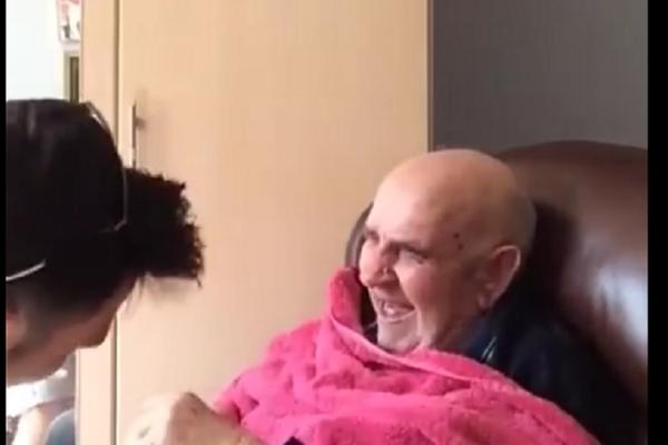 Vreme je za smeh: Ovo je najslađe brijanje na svetu (VIDEO)