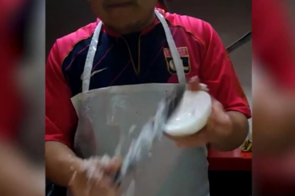 Svi plaču dok seku luk, ali ovaj kuvar je rasplakao luk (VIDEO) (GIF)!