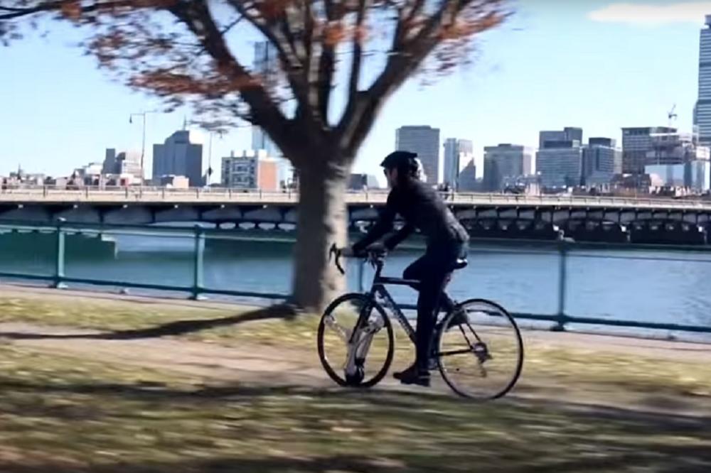 SARA KRENULA NA VOŽNJU BICIKLOM, PA UPOZNALA PRIJATELJA ZA CEO ŽIVOT: Ono što je uradila će vas ODUŠEVITI (VIDEO)