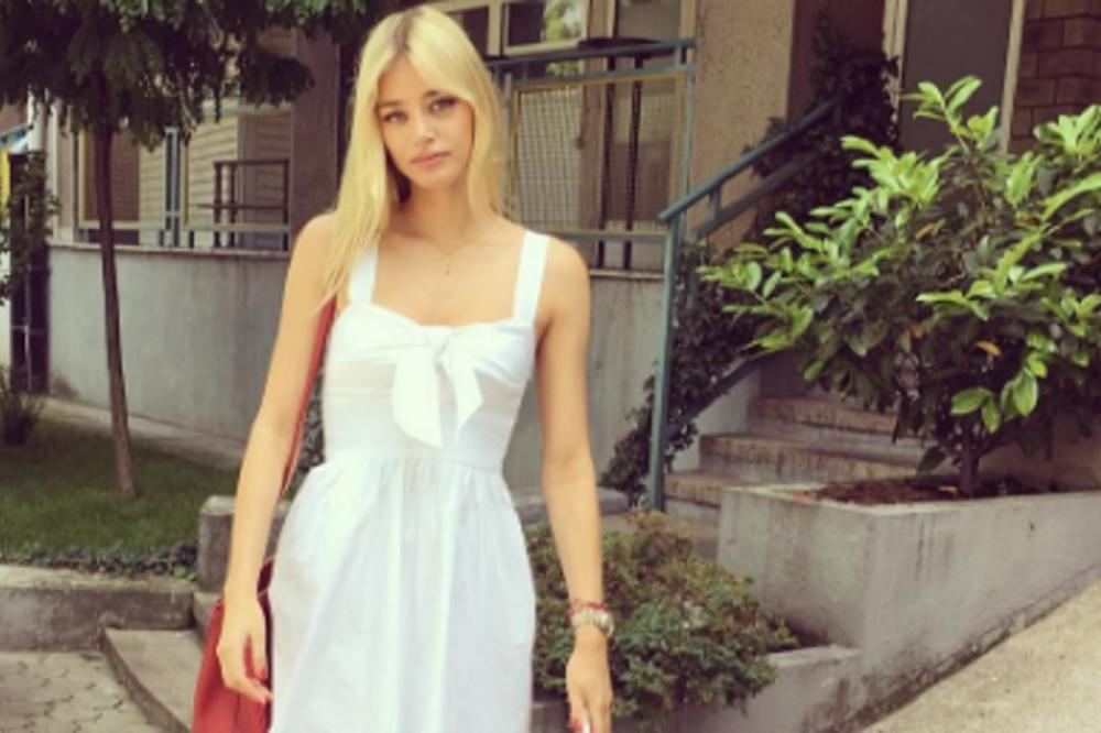 Gole grudi rukama mrsi: Ovo se zove vrelo! Sofija lupa čežnju Ljajiću i Troickom! (FOTO)