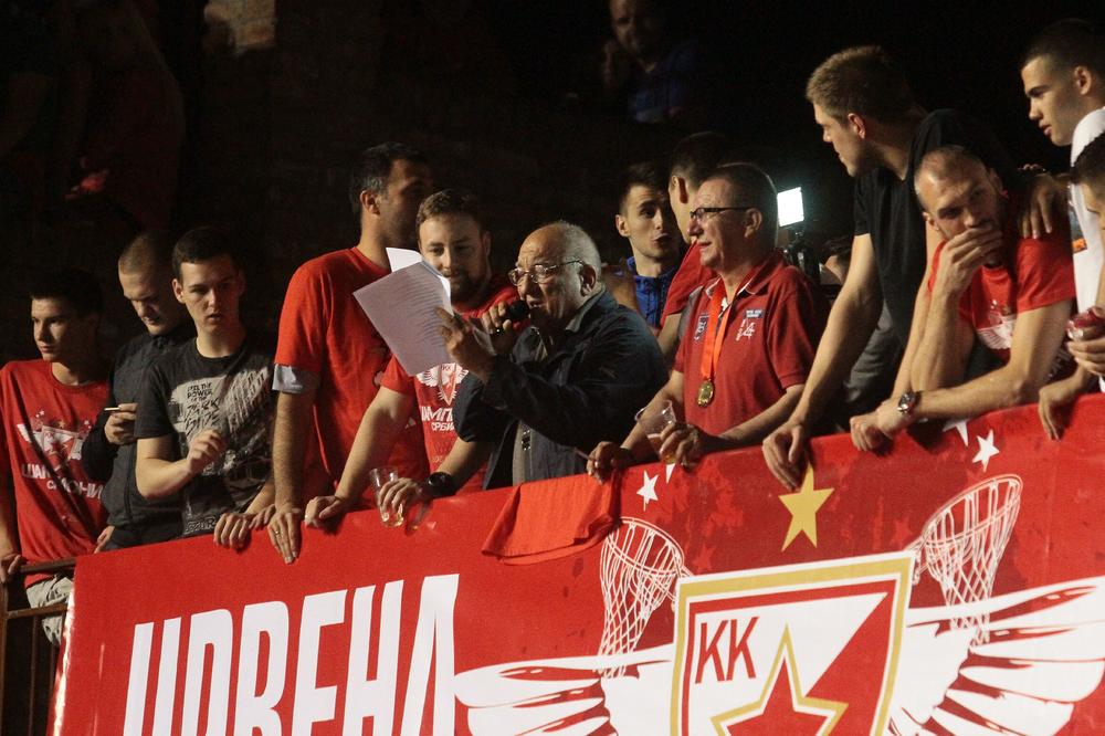 Proradila Simonova ruka: Pesma Ivana Bekjareva o košarkašima Zvezde oduševila Delije! (VIDEO)