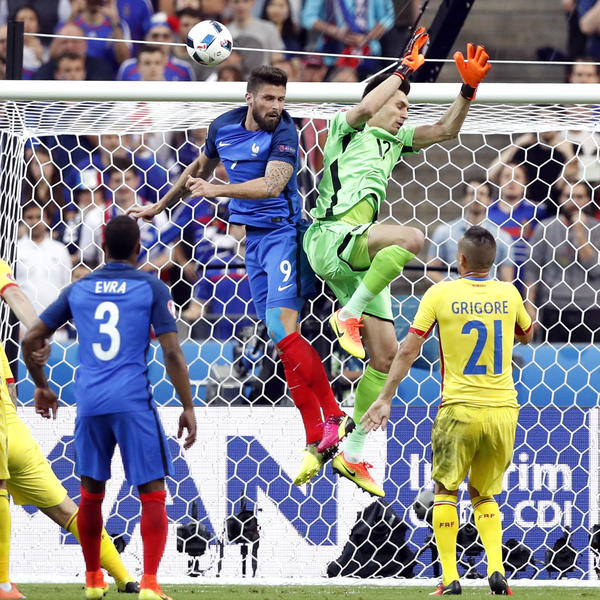 Nova greška, već grešnog sudije: Da li je bio faul nad golmanom kod gola Francuza? (FOTO) (VIDEO)