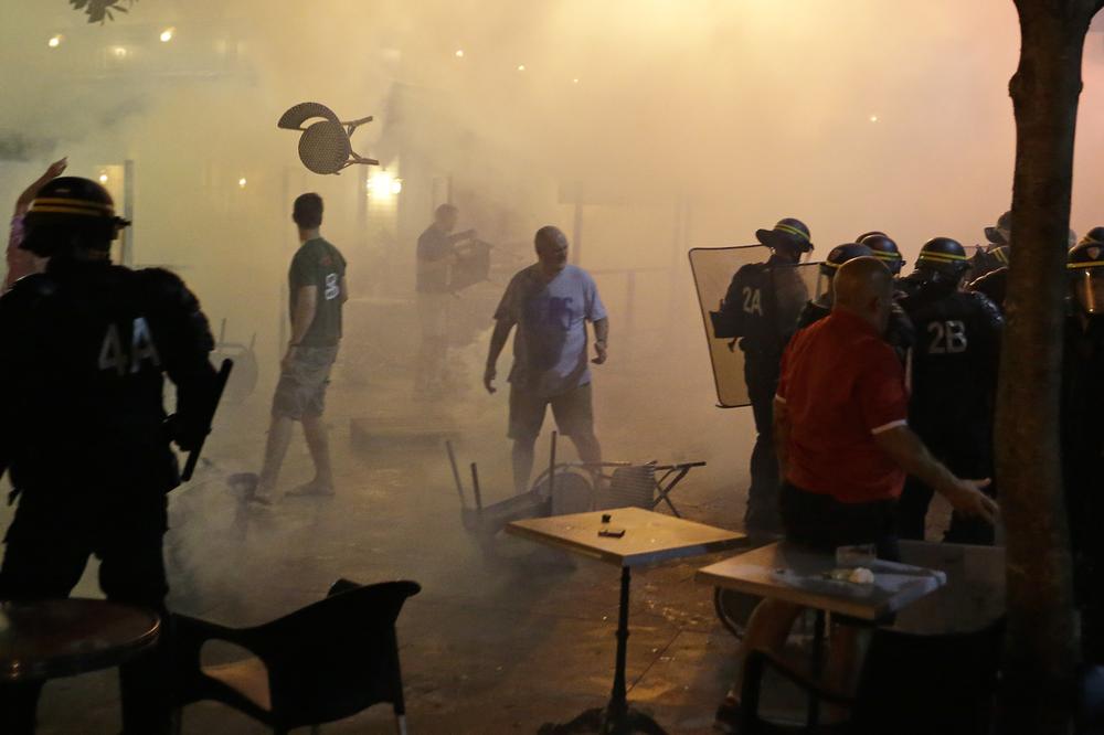 Marsej je ratna zona! Englezi i Rusi se međusobno lomili, gađali bakljama, jedan navijač završio u moru! (FOTO) (VIDEO)