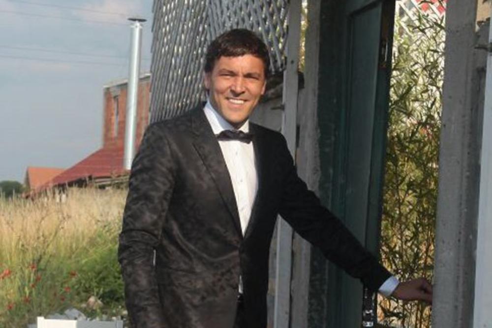 Vrištale su toalete na Stojketovoj svadbi, ali je stajling Bambija Tošića pobedio! (FOTO)