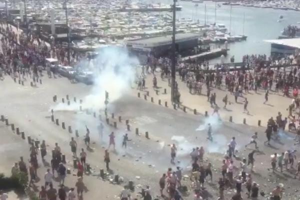Policija nemoćna u Marseju! Englezi i Rusi se vitlaju i tuku po celom gradu! (VIDEO)
