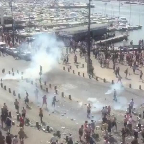 Policija nemoćna u Marseju! Englezi i Rusi se vitlaju i tuku po celom gradu! (VIDEO)