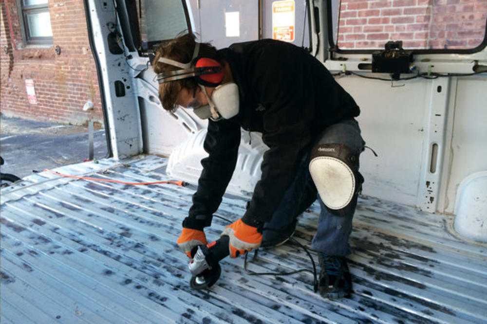 Pogledajte šta je ovaj genijalac napravio od svog kombija - nećete moći reč da izustite (FOTO)