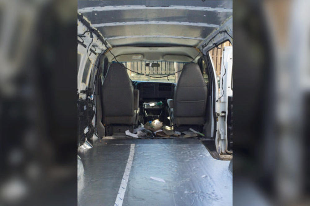 UŽASNO, UŽASNO! Muškarac švercovao decu u duplom krovu kombija, STRAŠNA SCENA U SRPSKOM GRADU!