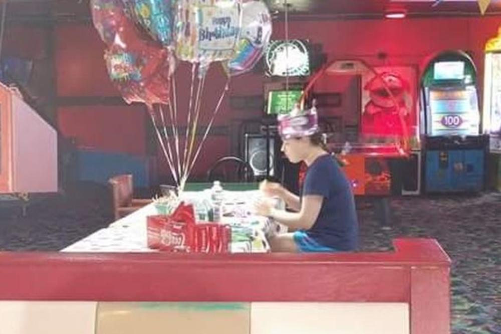 Ceo internet plače: Ovoj devojci je rođendan, a niko nije došao na slavlje! (FOTO)