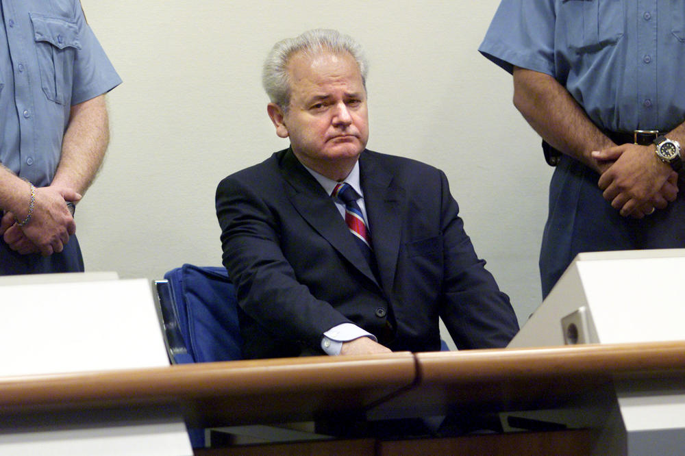 ŽIV JE, UMRO NIJE: Slobodan Milošević se pojavio u GSP-u Beograd! (FOTO)