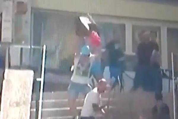 Nasilje na ulicama Marseja se nastavlja, huligan stolicom razbio glavu navijaču! (VIDEO)
