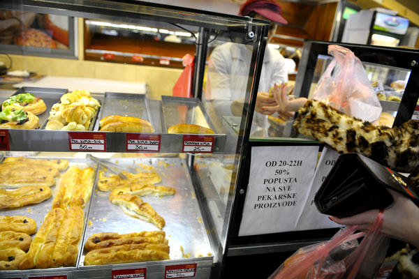 Priča o ocu i kćerki iz jedne beogradske pekare rastopila je internet, i podsetila na prave vrednosti (FOTO)