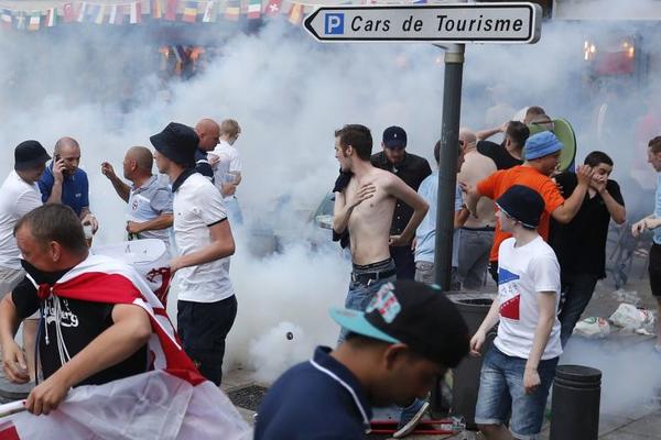 UEFA preti Englezima i Rusima izbacivanjem sa prvenstva Evrope zbog divljanja huligana! (FOTO)
