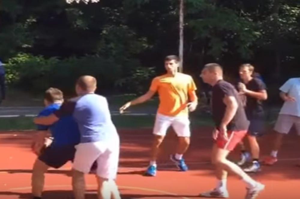 Sasvim običan dečko iz komšiluka: Nole peglao basket sa ortacima iz kraja! (VIDEO)