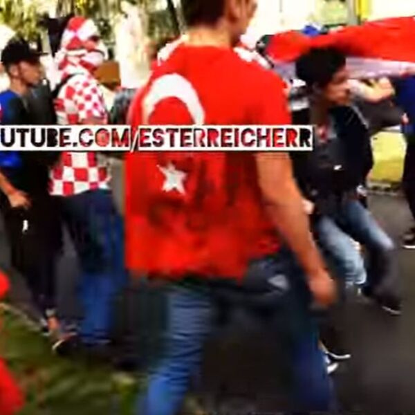 Dok su se u Parizu družili, Turci i Hrvati se tukli u Beču zbog zastave! (VIDEO)