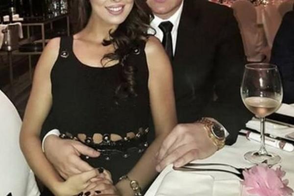 BRZINOM SVETLOSTI NESTALA JE SA SCENE! Afera sa oženjenim kolegom podigla je BURU, javno se IZVINJAVALA