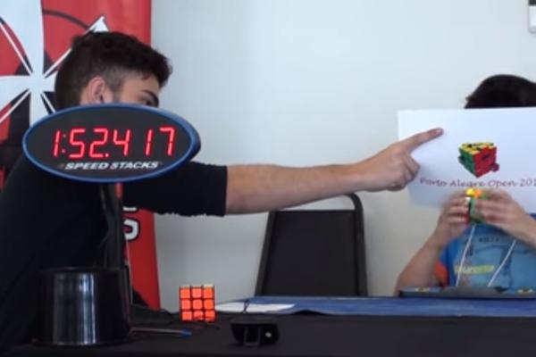 Dečak je Rubikovu kocku složio vezanih očiju, za manje od pola minuta! (VIDEO)