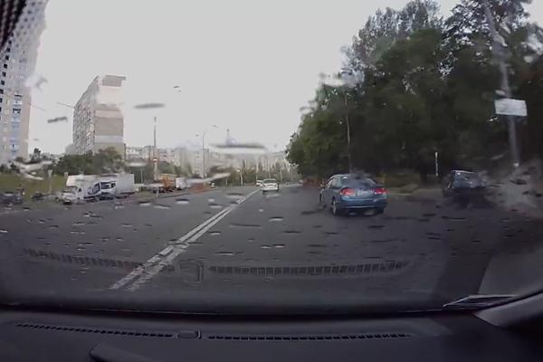 Neviđeni udes: Opalio u banderu, izleteo iz kola, ustao i odšetao! (VIDEO)