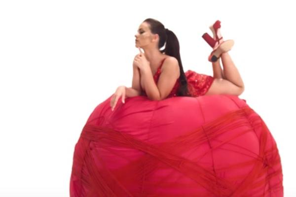 Afro stil: Milica Pavlović šokirala najbujnijim izdanjem do sada! (FOTO)