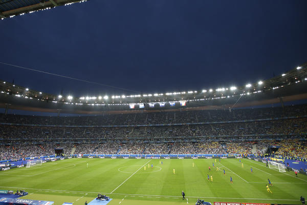 Lažna uzbuna zbog sumnjivog paketa pre meča koji sudi Milorad Mažić! (FOTO)