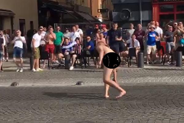 Bolje i to, nego tuča: Engleski navijač potpuno go igrao nasred ulice! (VIDEO)