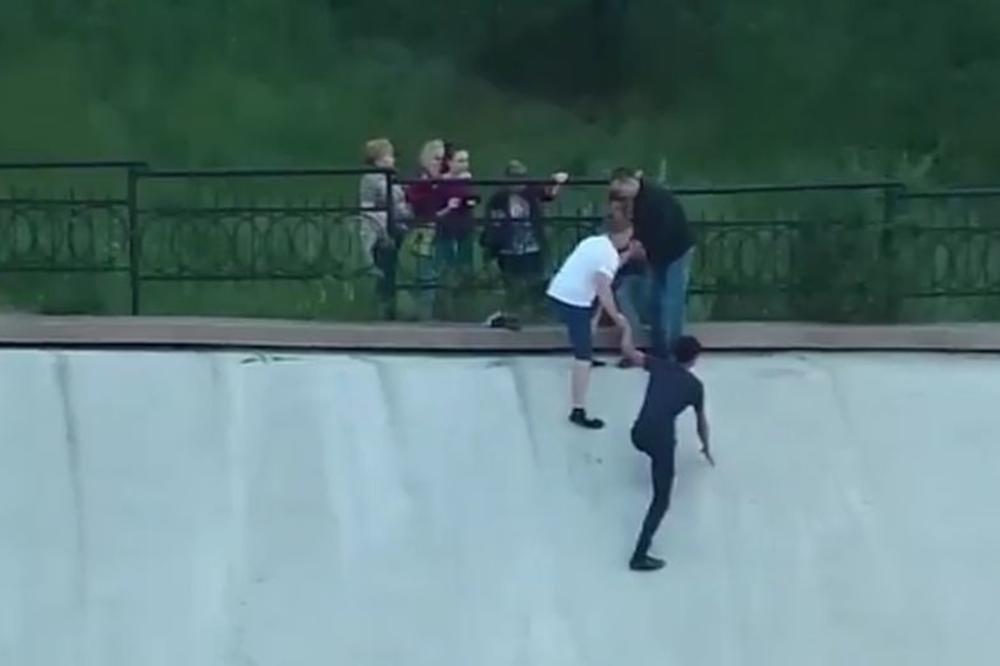 Primetili su životinju u reci, a ono što su uradili će vam vratiti veru u čovečanstvo! (VIDEO)