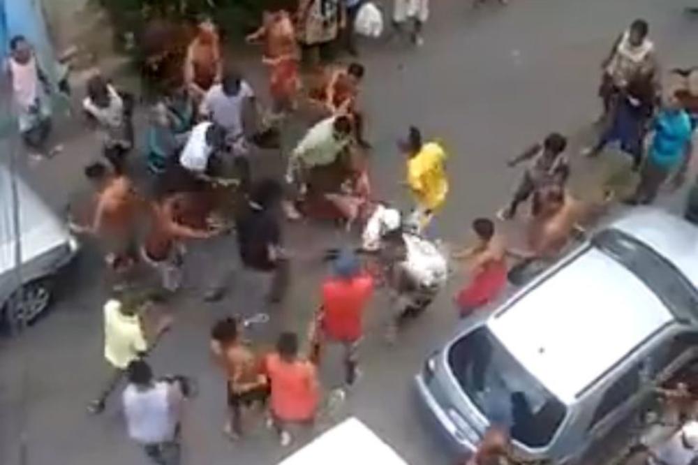 Ulična pravda: Dva klinca su krenula u pljačku, ali masa ih je prevaspitala (FOTO) (VIDEO)