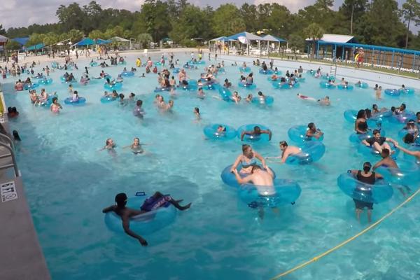 Da li vidite devojčicu u bazenu koja se davi? Na svu sreću, video je spasilac! (VIDEO)