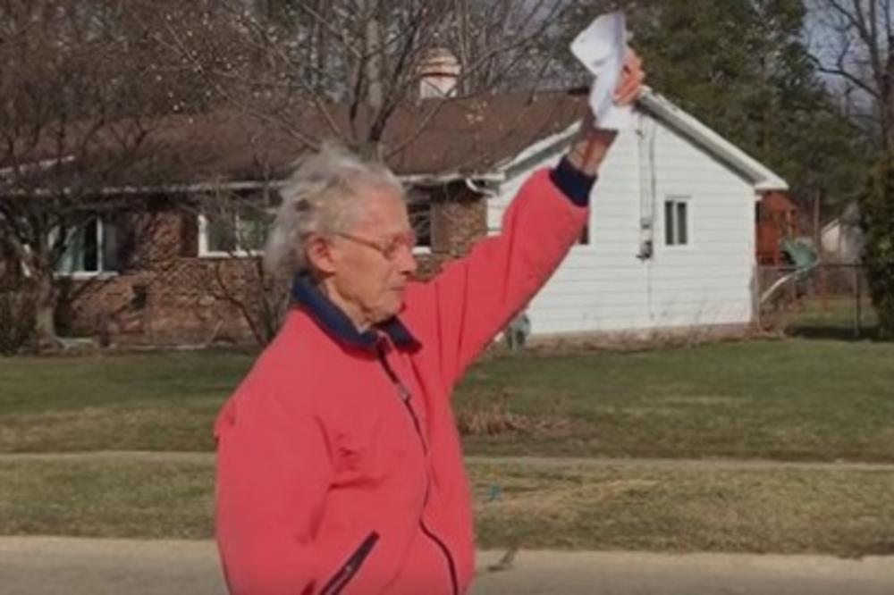 Školski autobus prošao je pored bake, i ostavio je u suzama (VIDEO)