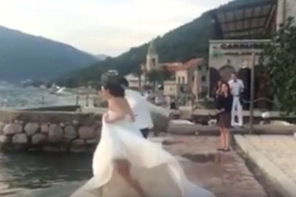 Šokirali sve: Crnogorski mladenci skočili u more (VIDEO)