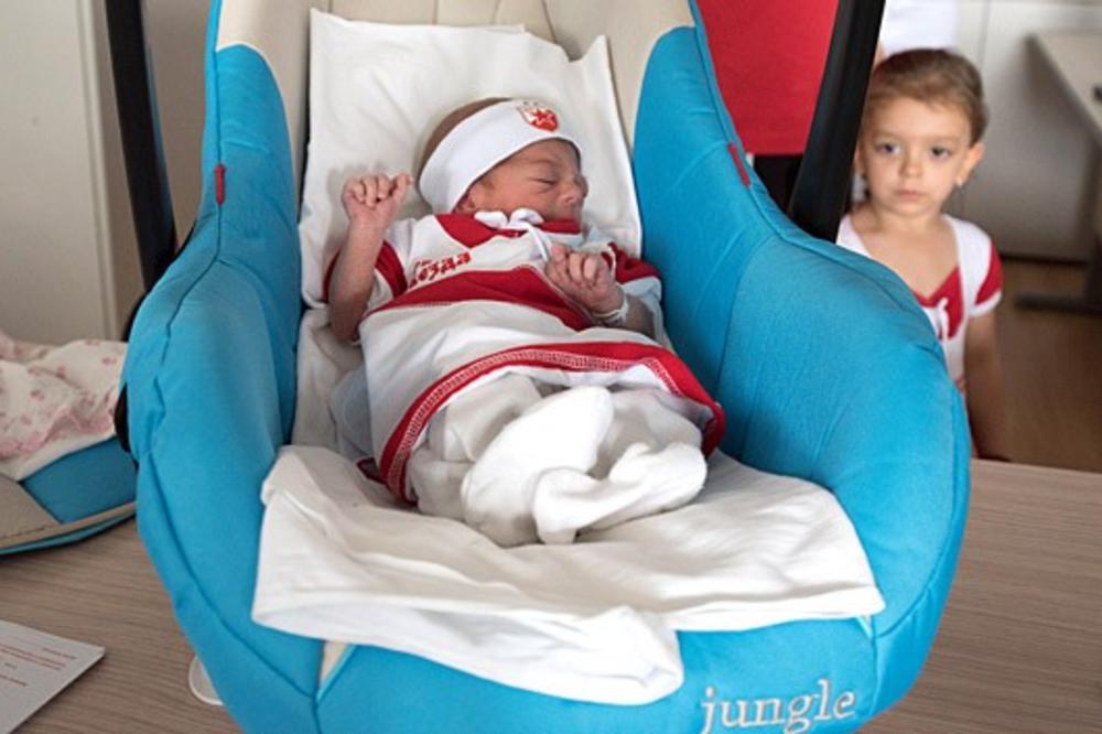 Rodila se slatka devojčica i umesto kući, roditelji je odveli na Marakanu! (VIDEO)