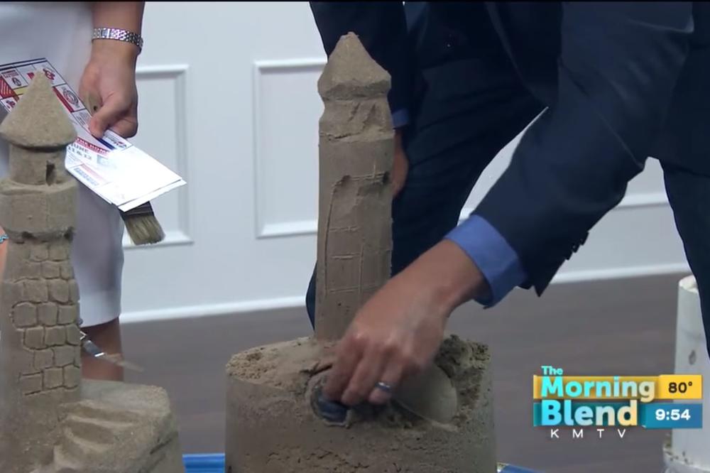 Neviđeni blam voditelja: Pravio kulu od peska uživo, pa napravio... (FOTO) (VIDEO)