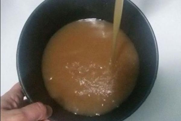 Nije puding! Šta to zaboga teče iz česama u Budvi?! (FOTO)