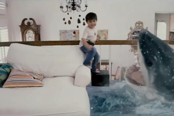 Klinac radi nezamislivo opasne stvari, i to na nagovor oca (VIDEO) (FOTO)