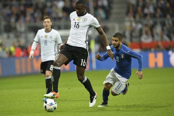 SPRDNJA SE NASTAVLJA! Lorenco Insinje ponovo ismejan zbog visine, ovoga puta jače nego ikad! (FOTO)