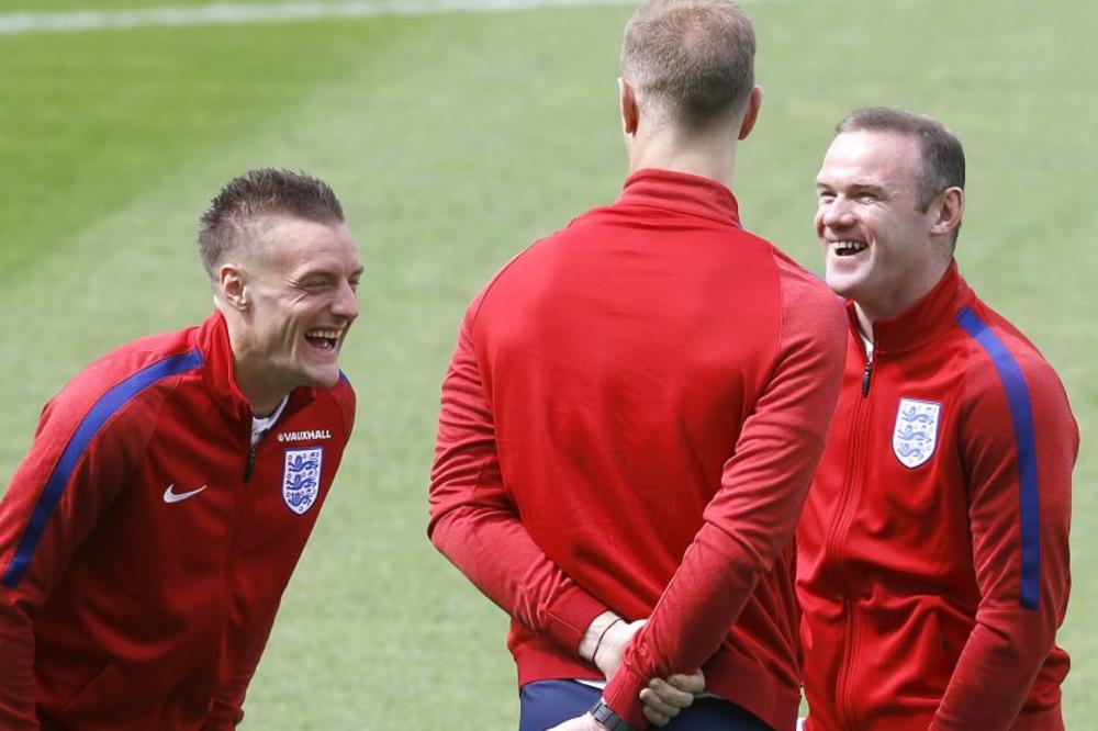 Uhvaćen na delu: Kapiten Engleske urinirao na golf terenu! (FOTO)