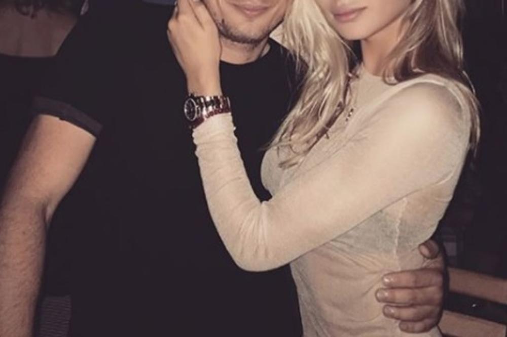 Ponosno pokazala stomačić: Srpski najlepši mladi par truudan!