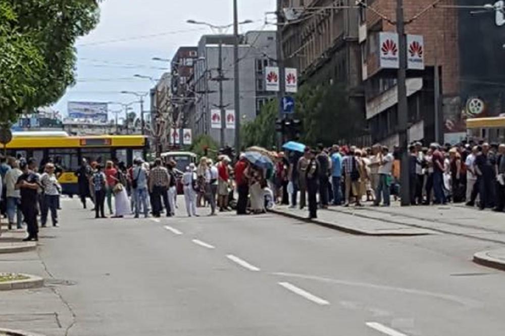 Bivši radnici Geneksa blokirali Nemanjinu: Ne sklanjaju se se dok ih ne primi neko iz Vlade! (FOTO)