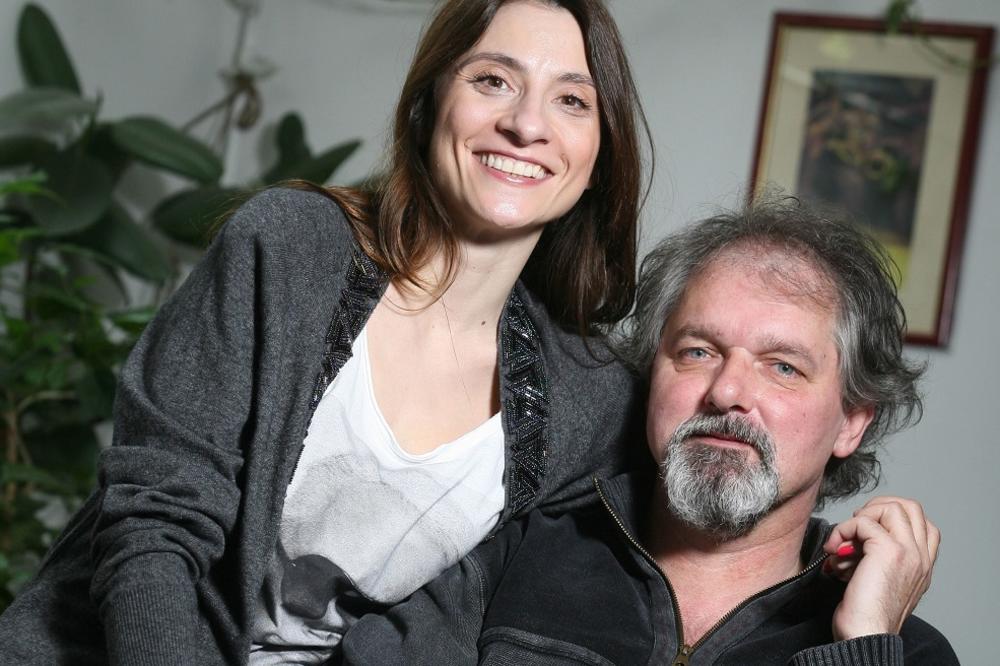 ČUVA USPOMENE NA POKOJNOG OCA! EVO KAKO IZGLEDA ANJIN I MANDIN SIN: Izrastao je u velikog momka! (FOTO)