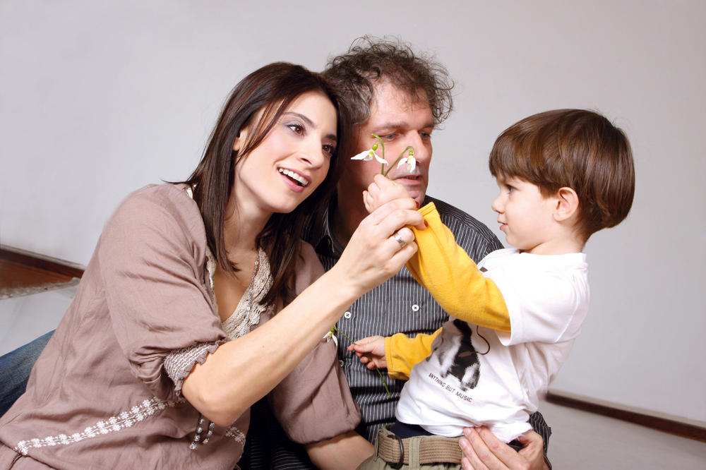 MANDA GA JE NAPUSTIO KADA MU JE NAJVIŠE TREBAO: Sin pokojnog glumca je VEĆ VELIKI MOMAK koji majci zadaje MUKE!