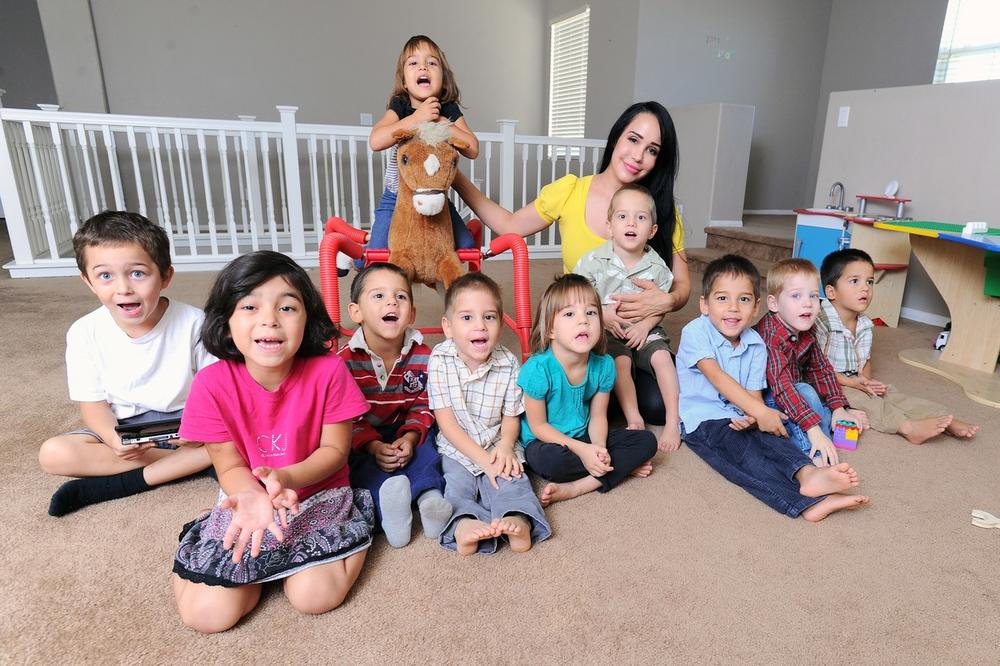 Ne zna se ko je dete na slici: Oni su najmlađi roditelji na svetu (VIDEO)