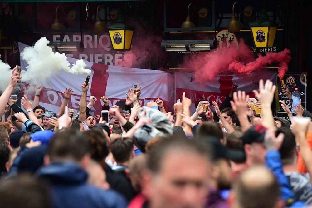 KRENULA HAPŠENJA: Privedeno 11 navijača Engleske zbog RASIZMA!