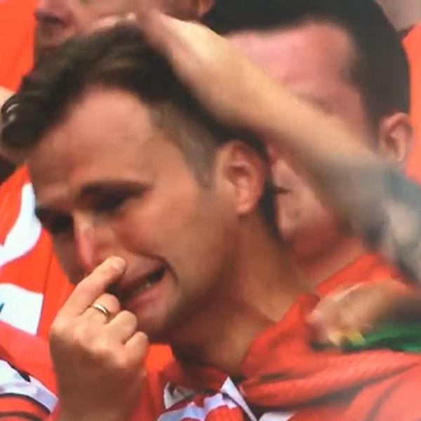 Kao da je predosetio: Navijač Velsa 5 minuta pre gola Engleza plakao kao kiša! (VIDEO)