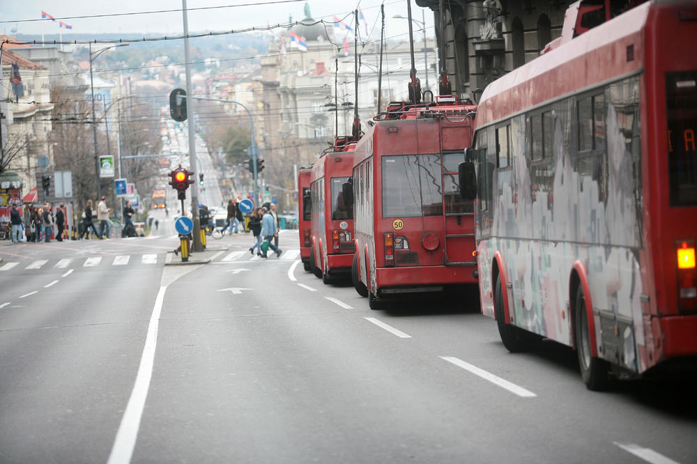 Haos u Kneza Miloša, trole stoje, motociklista oboren!
