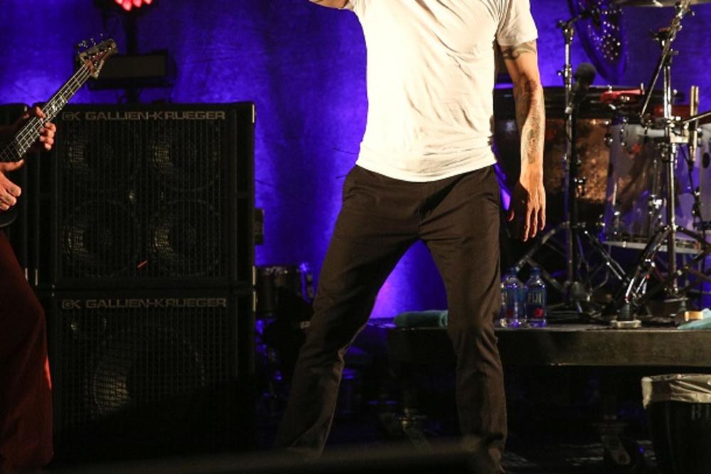 Kakva herojčina! Frontmen najpoznatijeg benda na svetu spasao život jednoj bebi! (VIDEO)