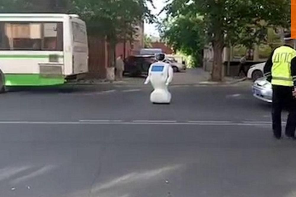 Šta se desi kad robot zapali iz laboratorije? Nastane haos! (FOTO) (VIDEO)